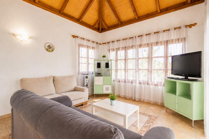 Living room with sofas, WiFi internet, and satellite TV . - Villa Brisa del Mar 13 . (Galleria fotografica) }}