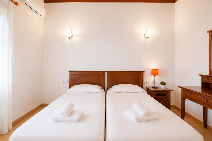 Twin bedroom with A/C . - Villa Brisa del Mar 13 . (Galleria fotografica) }}