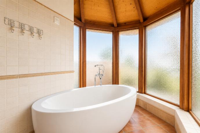En suite bathroom with bath and shower . - Villa Brisa del Mar 13 . (Galleria fotografica) }}