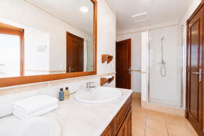 En suite bathroom with bath and shower . - Villa Brisa del Mar 13 . (Galleria fotografica) }}