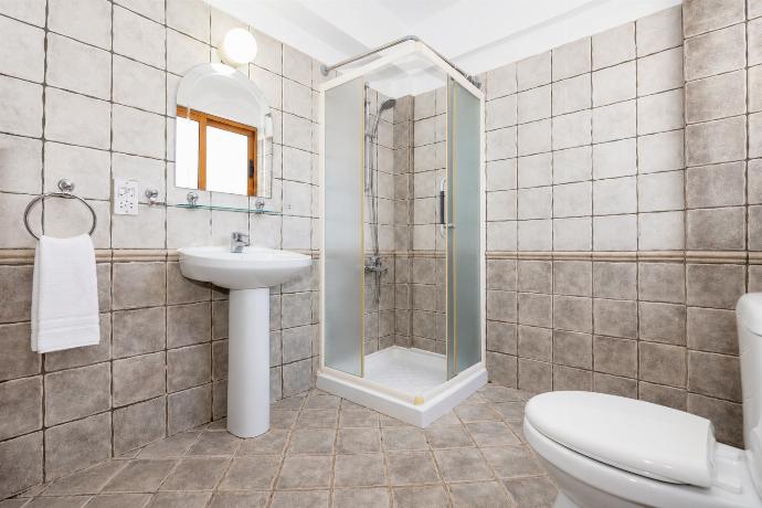 An interior view of a modern bathroom within the property, showcasing a clean, tiled design with a practical corner layout. . - Villa Argaka Heights . (Γκαλερί Φωτογραφιών) }}