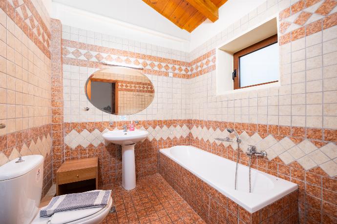 En suite bathroom with bath and shower . - Teacher Cottage . (Photo Gallery) }}