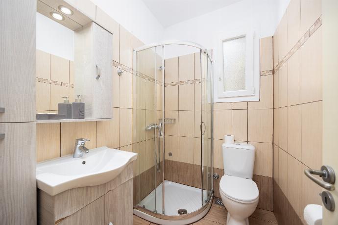 Family bathroom with shower . - Villa Magda Dione . (Photo Gallery) }}