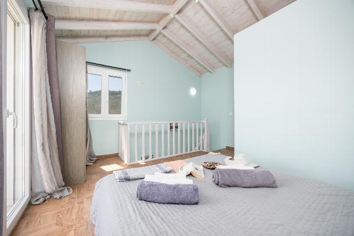 Double bedroom with en suite bathroom, A/C, and sea views . - Villa Magda Dione . (Photo Gallery) }}