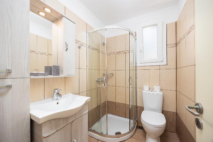 En suite bathroom with shower . - Villa Magda Dione . (Photo Gallery) }}