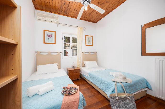 Twin bedroom with A/C . - Villa Afroditi . (Photo Gallery) }}