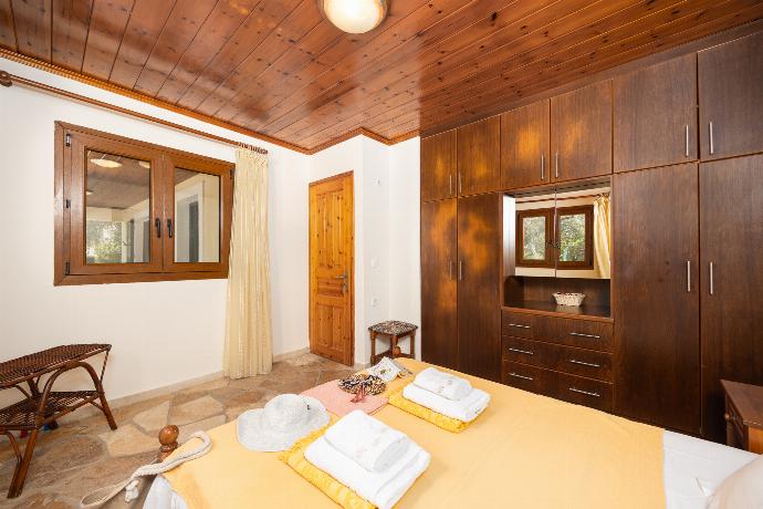 Double bedroom with A/C . - Villa Old Vineyard . (Photo Gallery) }}