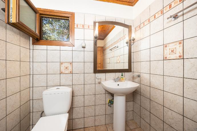 Family bathroom with shower . - Villa Old Vineyard . (Photo Gallery) }}