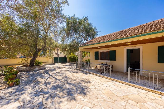 Terrace area . - Villa Old Vineyard . (Photo Gallery) }}