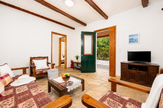 Open-plan living room with sofa, dining area, kitchen, WiFi internet, and satellite TV . - Villa Old Vineyard . (Photo Gallery) }}