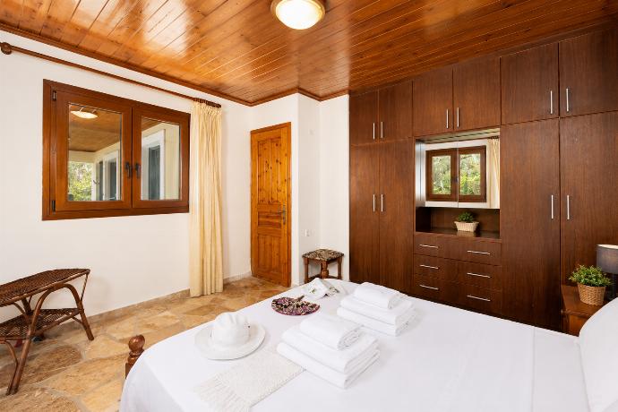 Double bedroom with A/C . - Villa Old Vineyard . (Photo Gallery) }}