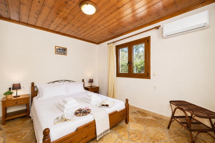 Double bedroom with A/C . - Villa Old Vineyard . (Photo Gallery) }}