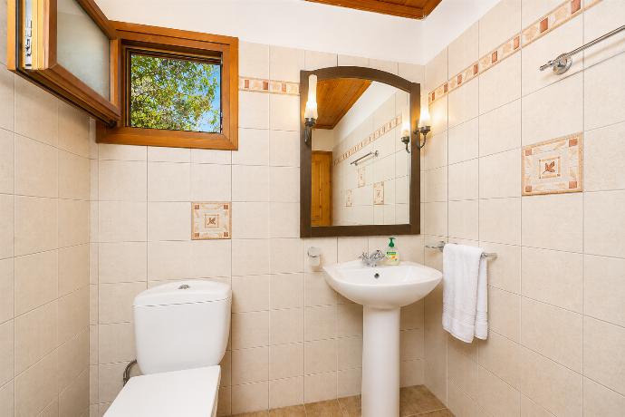Family bathroom with shower . - Villa Old Vineyard . (Photo Gallery) }}