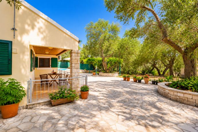Terrace area . - Villa Old Vineyard . (Photo Gallery) }}