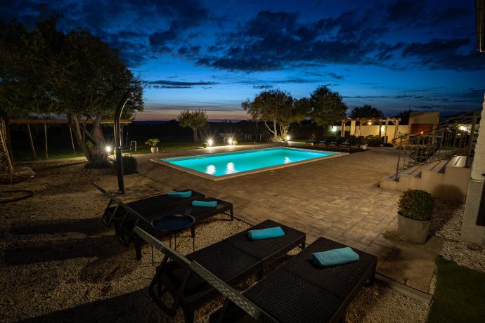 . - Villa Kamber . (Photo Gallery) }}