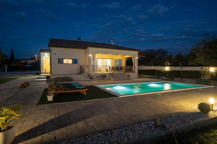  . - Villa Kamber . (Photo Gallery) }}