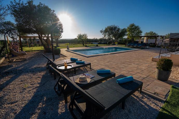  . - Villa Kamber . (Photo Gallery) }}
