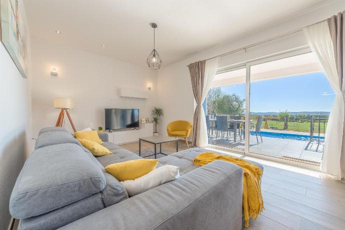  . - Villa Kamber . (Photo Gallery) }}