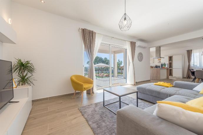  . - Villa Kamber . (Photo Gallery) }}