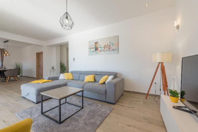  . - Villa Kamber . (Photo Gallery) }}