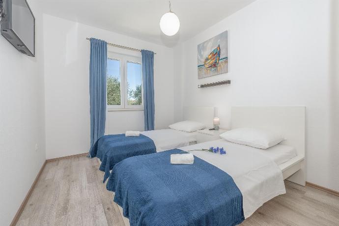  . - Villa Kamber . (Photo Gallery) }}
