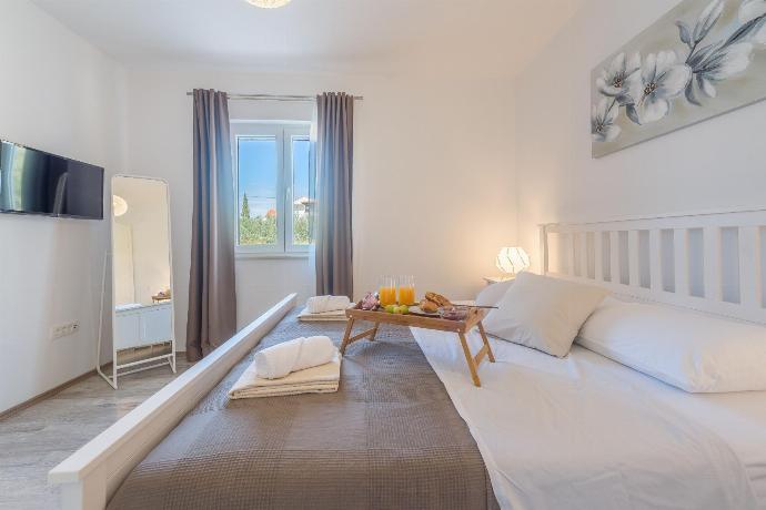  . - Villa Kamber . (Photo Gallery) }}