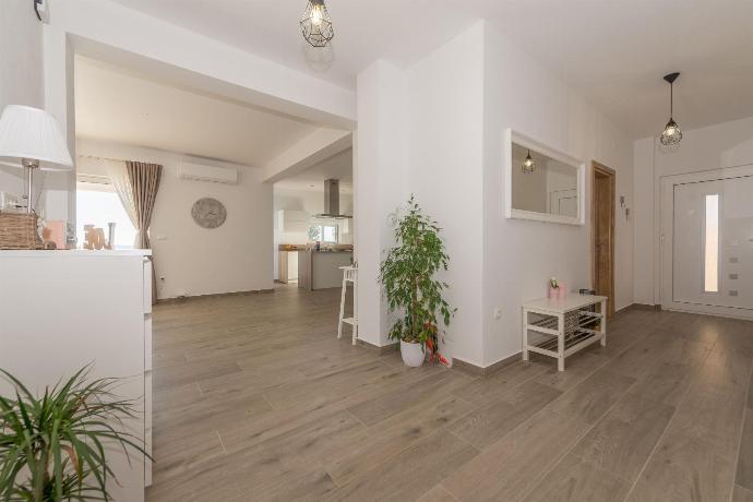  . - Villa Kamber . (Photo Gallery) }}