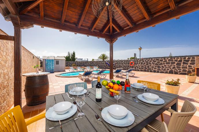Sheltered terrace area . - Villa Vista Calao . (Photo Gallery) }}