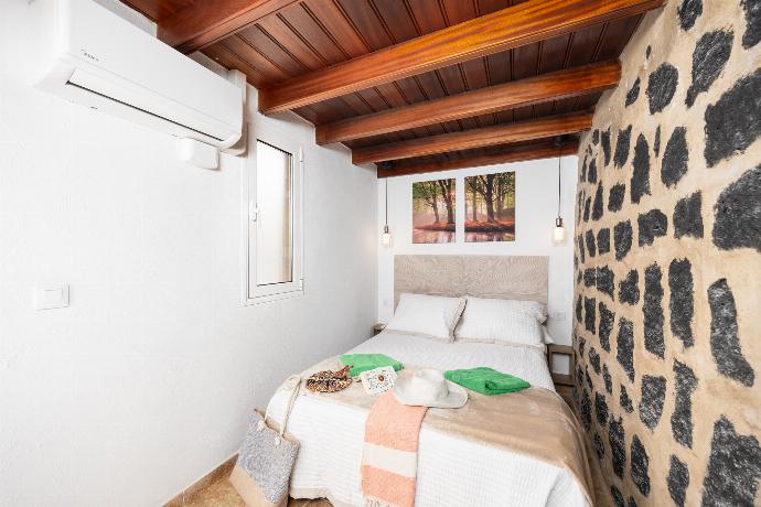 Double bedroom in annex with en suite bathroom and A/C . - Villa Vista Calao . (Photo Gallery) }}