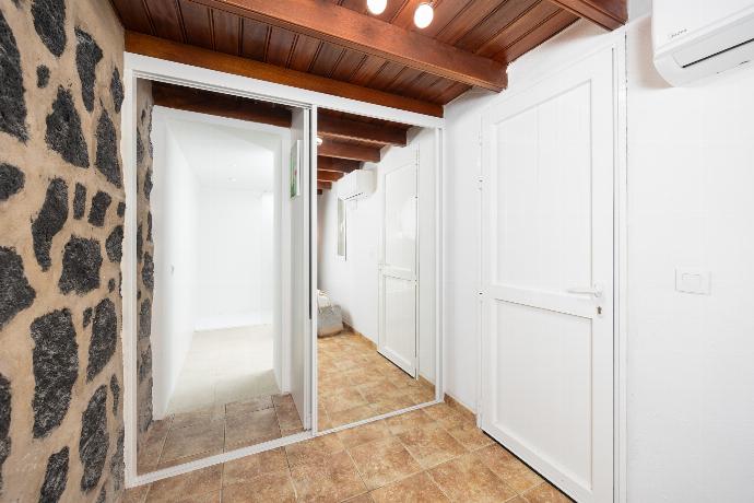 Double bedroom in annex with en suite bathroom and A/C . - Villa Vista Calao . (Photo Gallery) }}