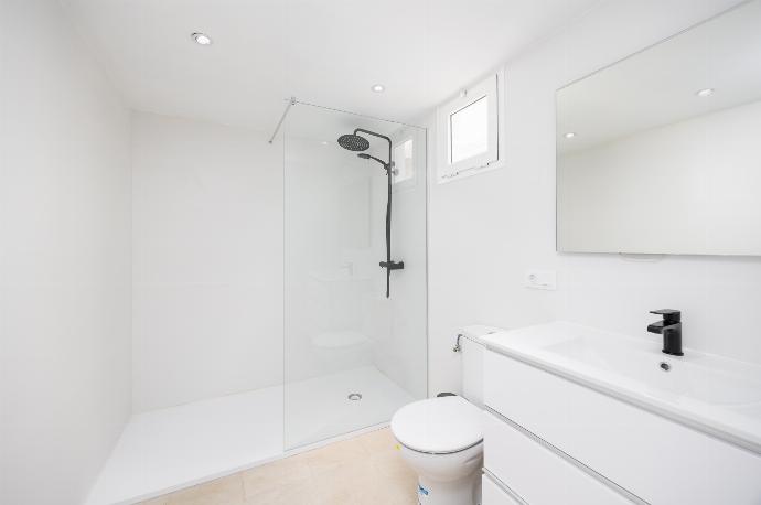 En suite bathroom in annex with shower . - Villa Vista Calao . (Photo Gallery) }}