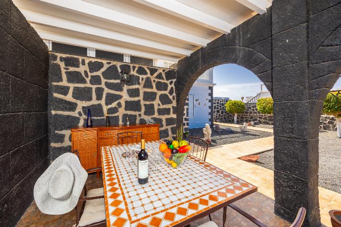 Sheltered terrace area . - Villa Vista Calao . (Photo Gallery) }}