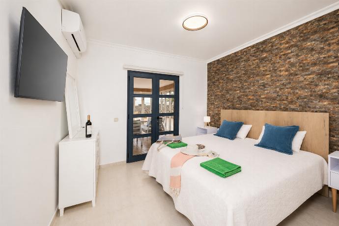 Double bedroom with en suite bathroom and A/C . - Villa Vista Callao . (Galleria fotografica) }}