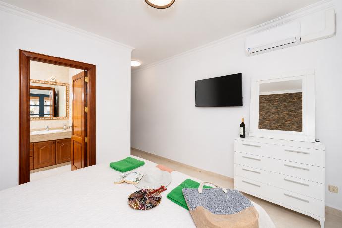 Double bedroom with en suite bathroom and A/C . - Villa Vista Callao . (Galleria fotografica) }}
