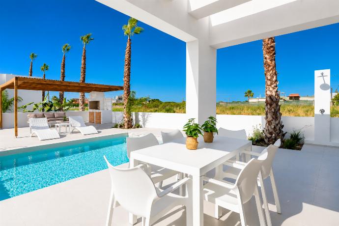Terrace area . - Villa Salty Sun 4 . (Galerie de photos) }}