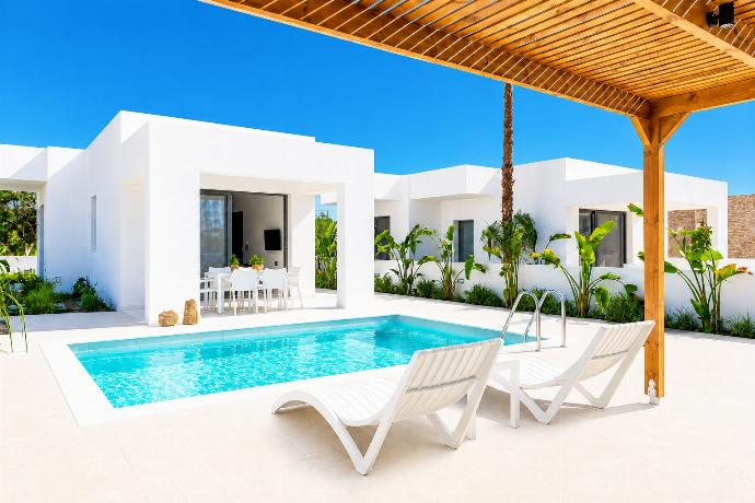 Private pool and terrace . - Villa Salty Sun 4 . (Galerie de photos) }}