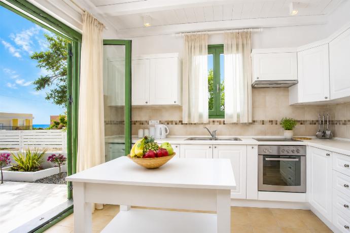 Equipped kitchen . - Villa Mytikas . (Galleria fotografica) }}