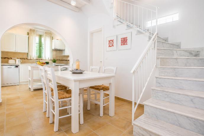 Dining area . - Villa Mytikas . (Galleria fotografica) }}