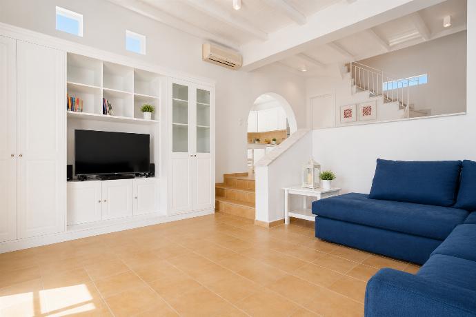 Living room with sofas, A/C, WiFi internet, and satellite TV . - Villa Mytikas . (Galleria fotografica) }}