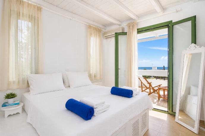 Double bedroom with en suite bathroom and A/C . - Villa Mytikas . (Galleria fotografica) }}