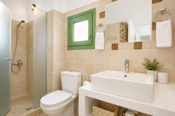 En suite bathroom with shower . - Villa Mytikas . (Galleria fotografica) }}