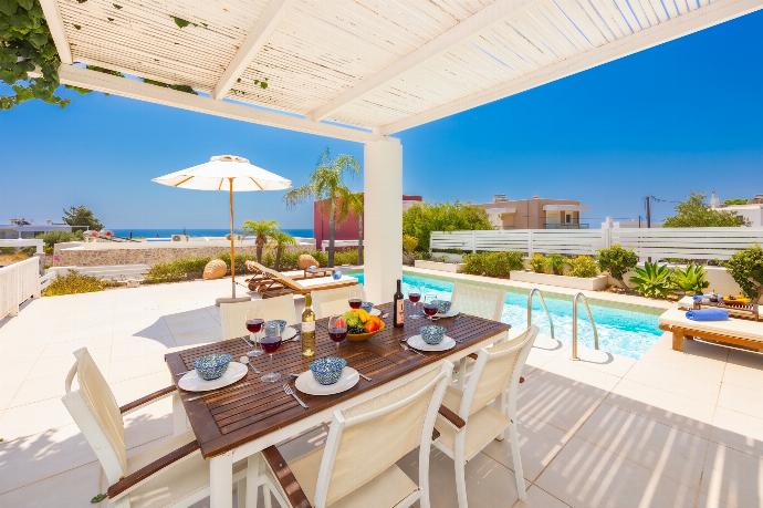 Sheltered terrace area with sea views . - Villa Mytikas . (Fotogalerie) }}