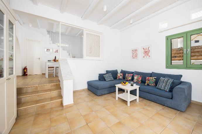 Open-plan living room with sofa, dining area, kitchen, A/C, WiFi internet, and satellite TV . - Villa Mytikas . (Fotogalerie) }}