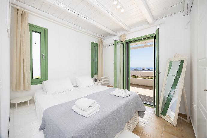 Double bedroom with en suite bathroom and A/C . - Villa Mytikas . (Fotogalerie) }}
