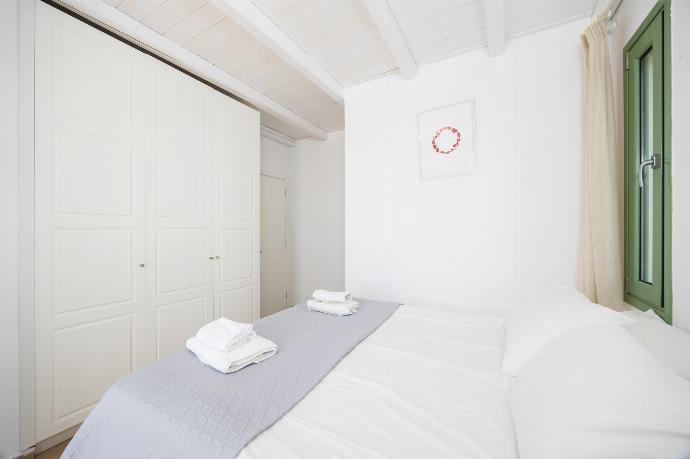 Double bedroom with en suite bathroom and A/C . - Villa Mytikas . (Fotogalerie) }}