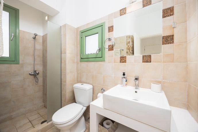 En suite bathroom with shower . - Villa Mytikas . (Fotogalerie) }}