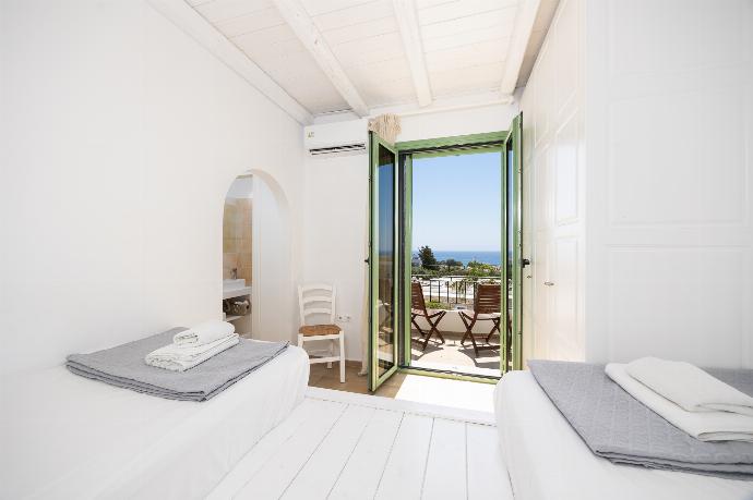 Twin bedroom with en suite bathroom and A/C . - Villa Mytikas . (Fotogalerie) }}