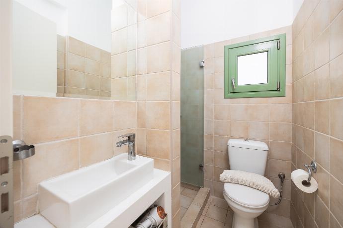 En suite bathroom with shower . - Villa Mytikas . (Fotogalerie) }}