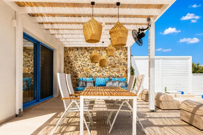 Terrace area . - Villa Castor . (Photo Gallery) }}