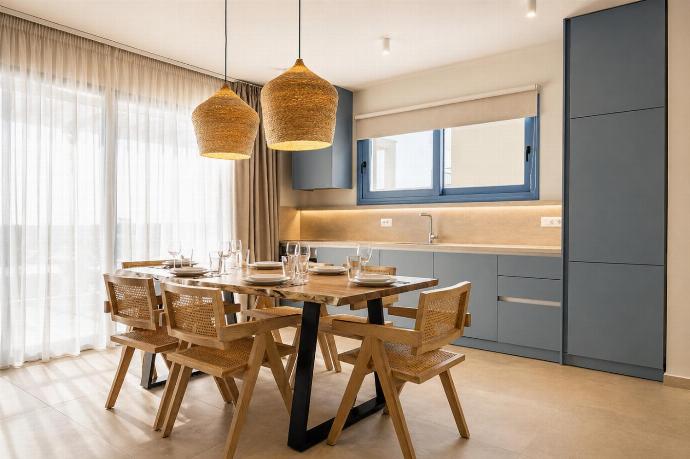 Dining area . - Villa Castor . (Photo Gallery) }}